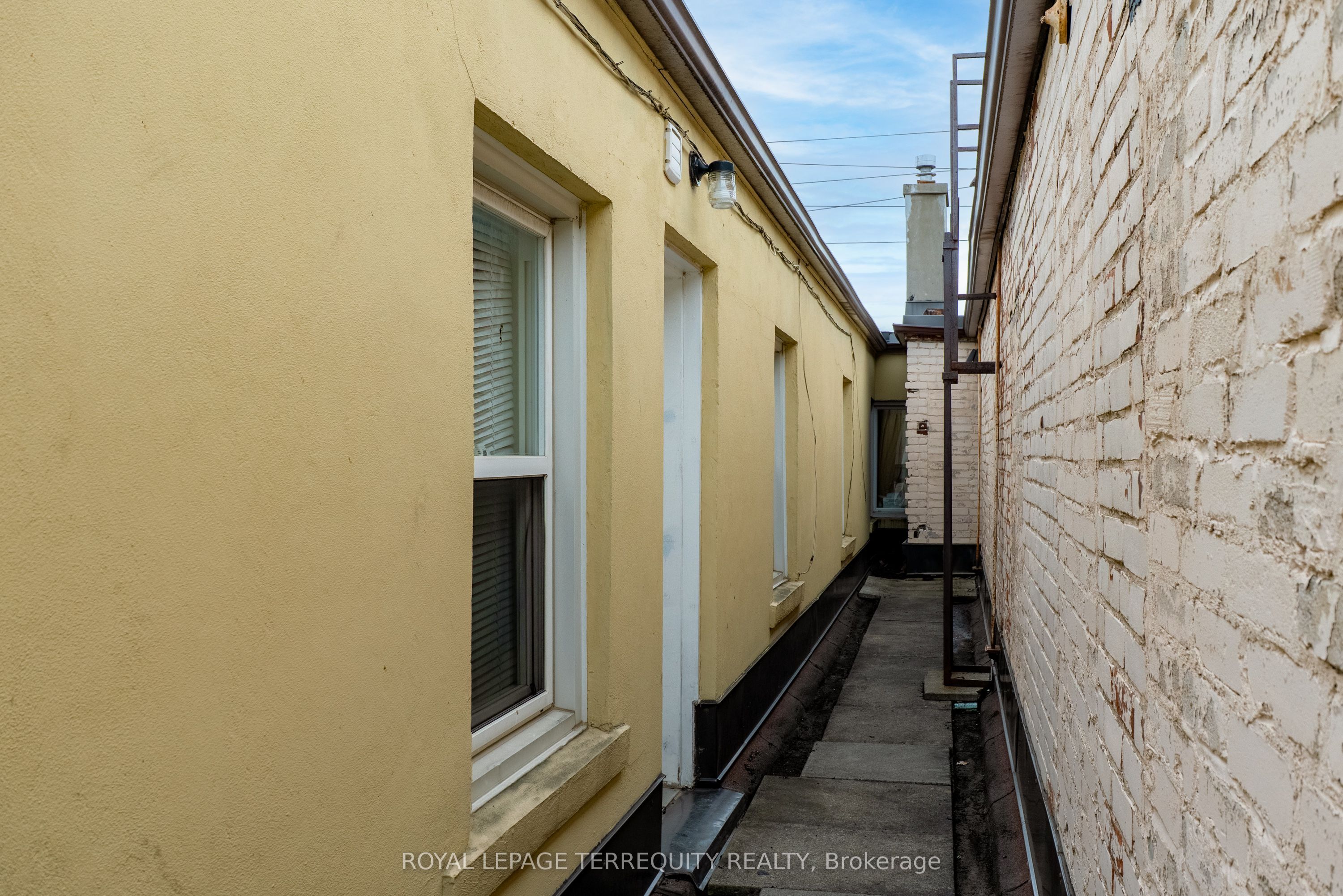 1907 Avenue Road Property Photo 9