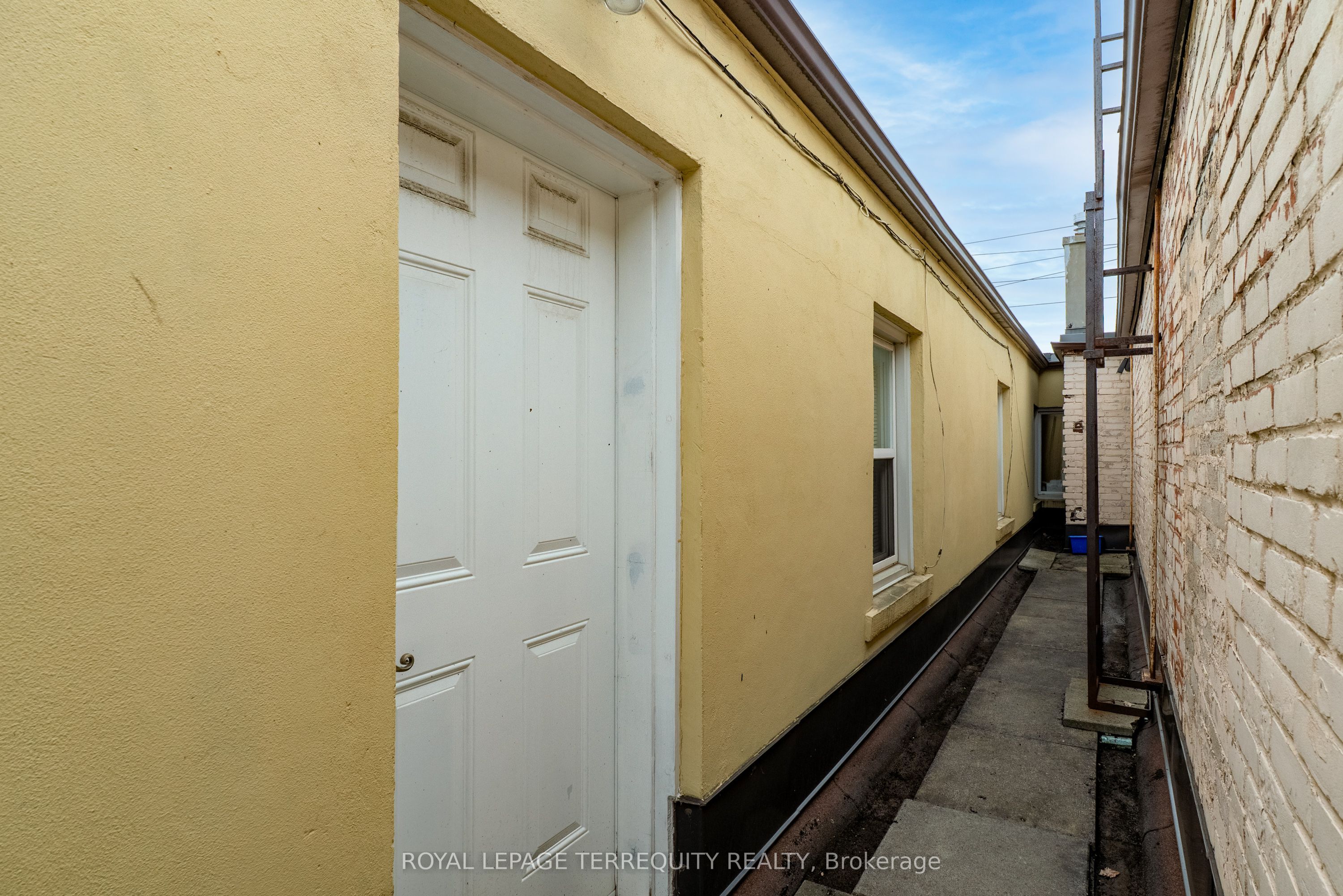 1907 Avenue Road Property Photo 10