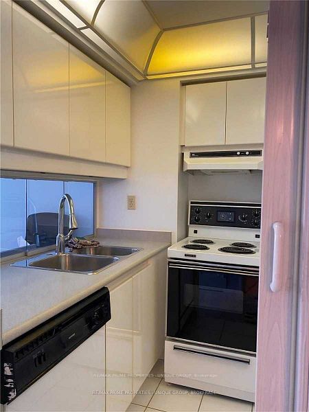 736 Bay Street 512 Property Photo 5