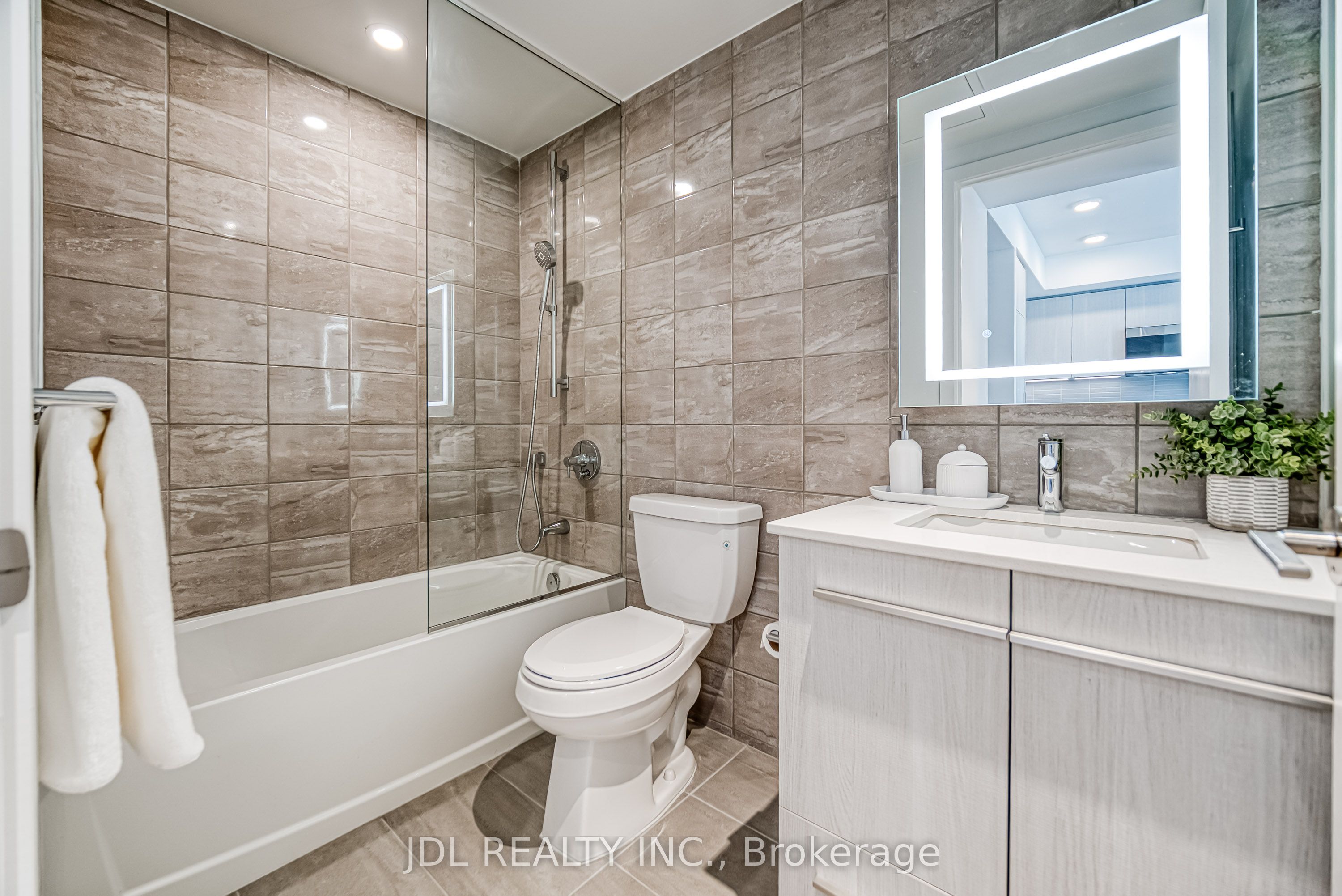 #3105 - 8 Cumberland Street Property Photo 17