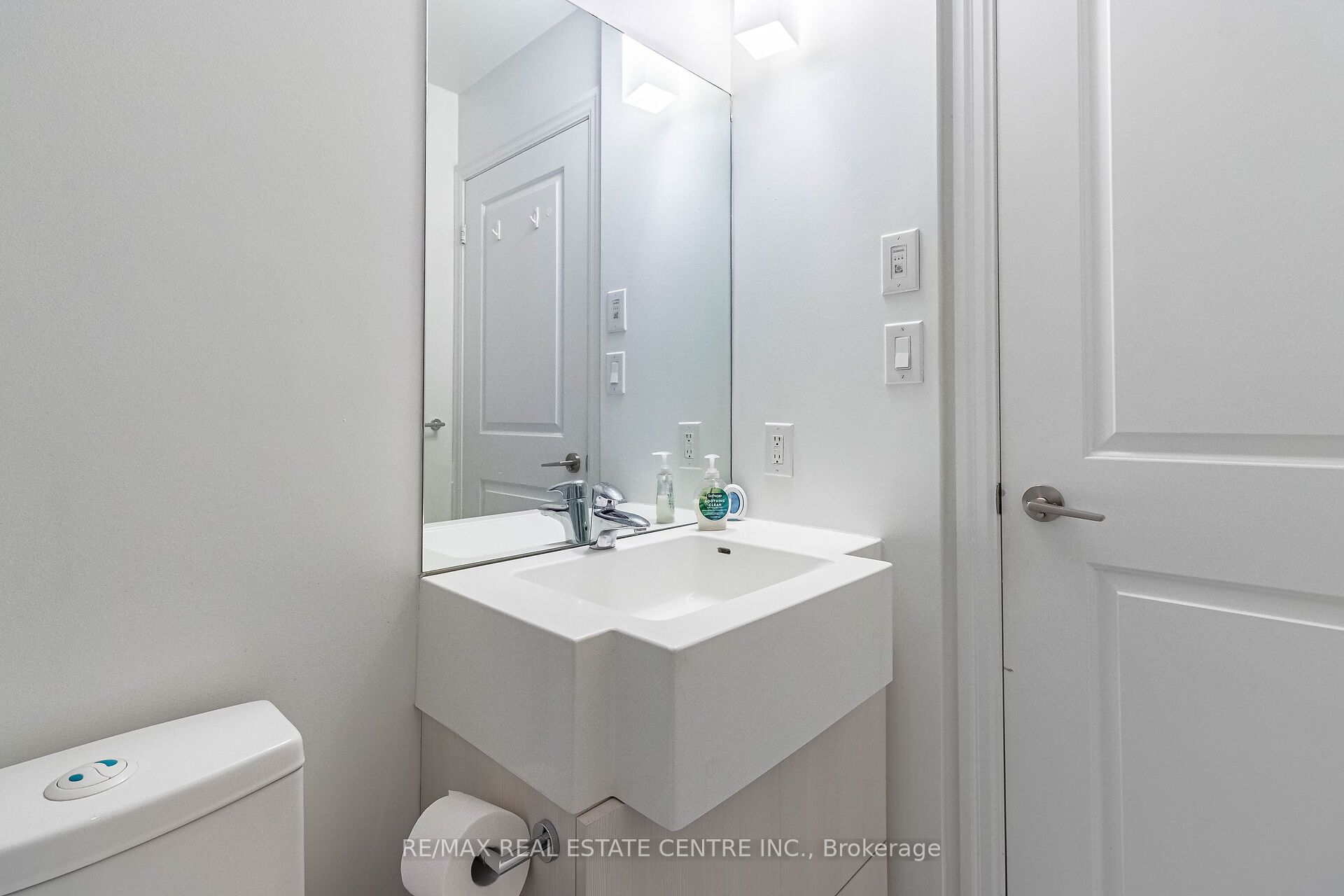8 The Esplanade N/a 1610 Property Photo 13