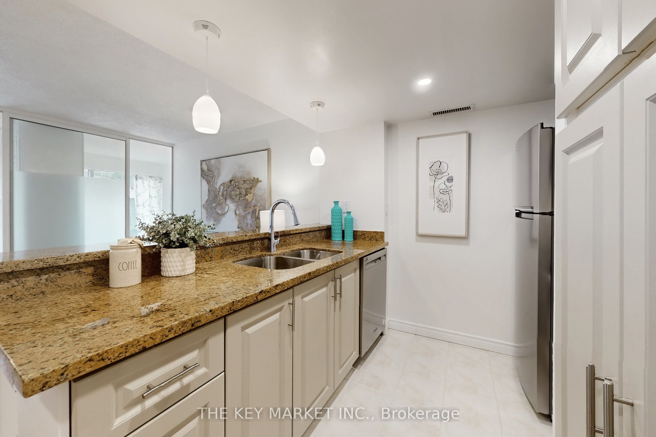 1001 Bay Street 813 Property Photo 12