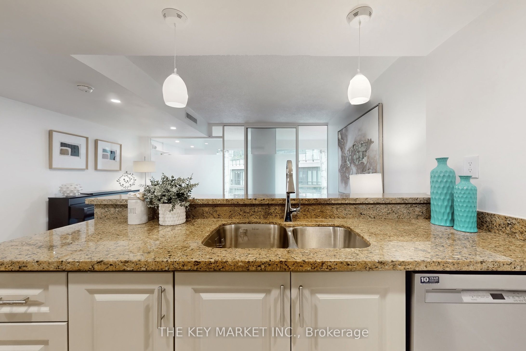 1001 Bay Street 813 Property Photo 13