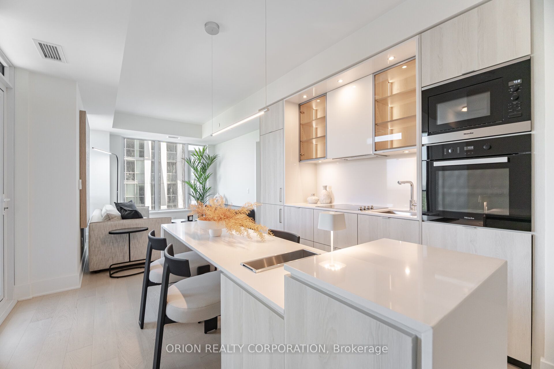 #3204 - 11 Yorkville Avenue Property Photo 6
