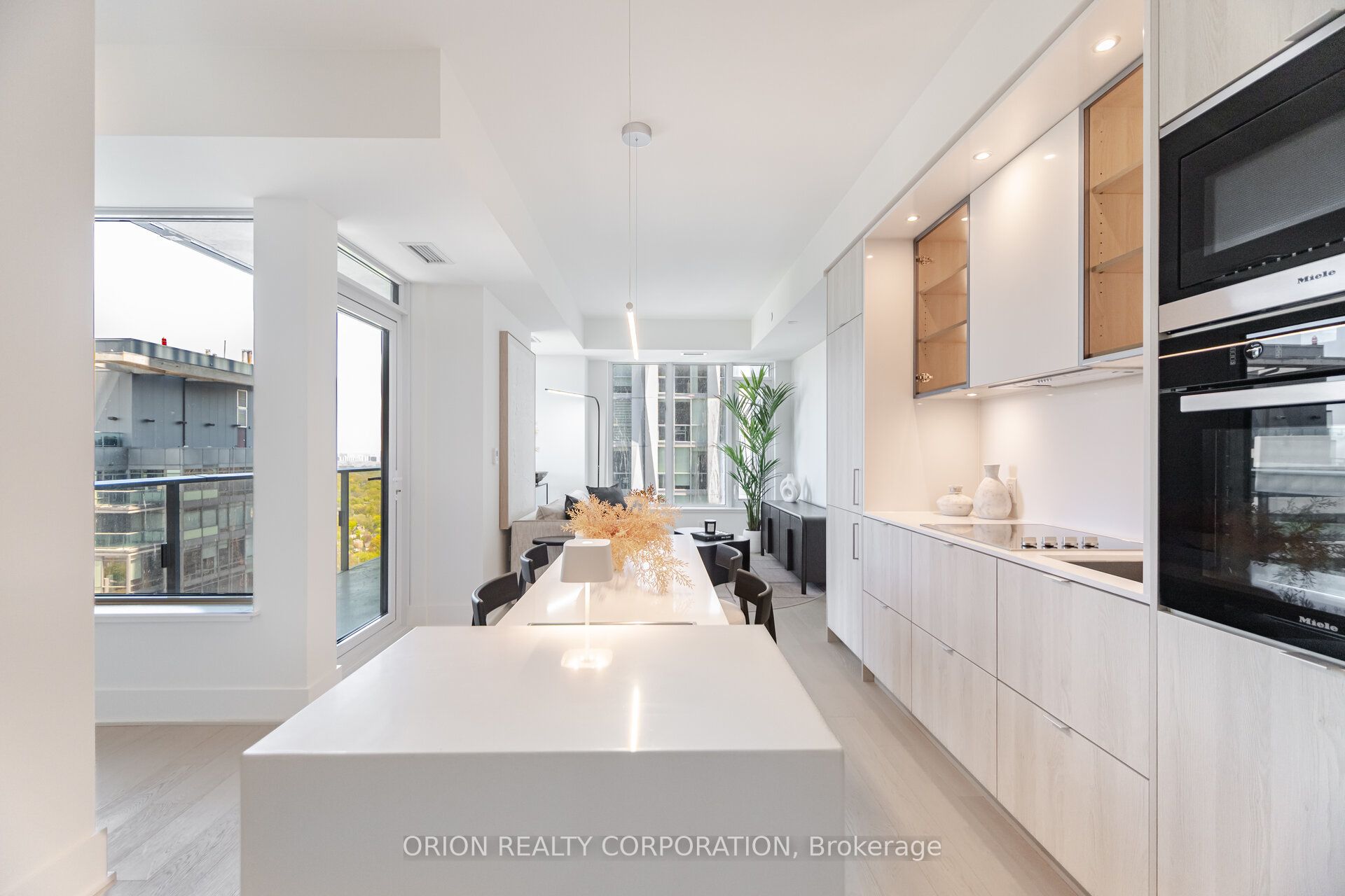 #3204 - 11 Yorkville Avenue Property Photo 7