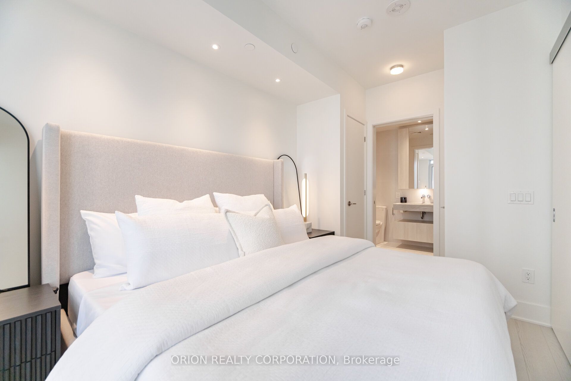 #3204 - 11 Yorkville Avenue Property Photo 22
