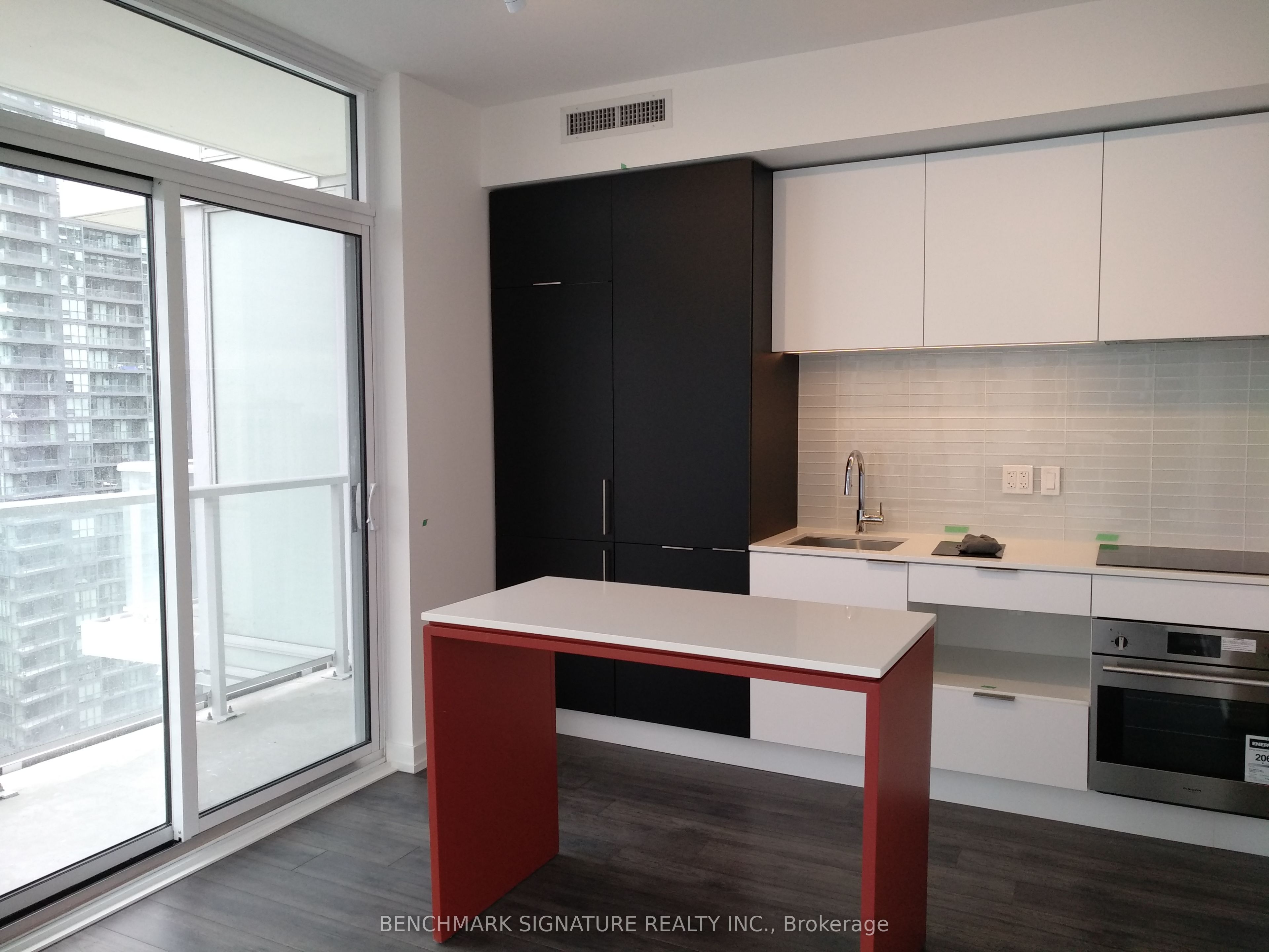 33 Helendale Avenue 1303 Property Photo 4