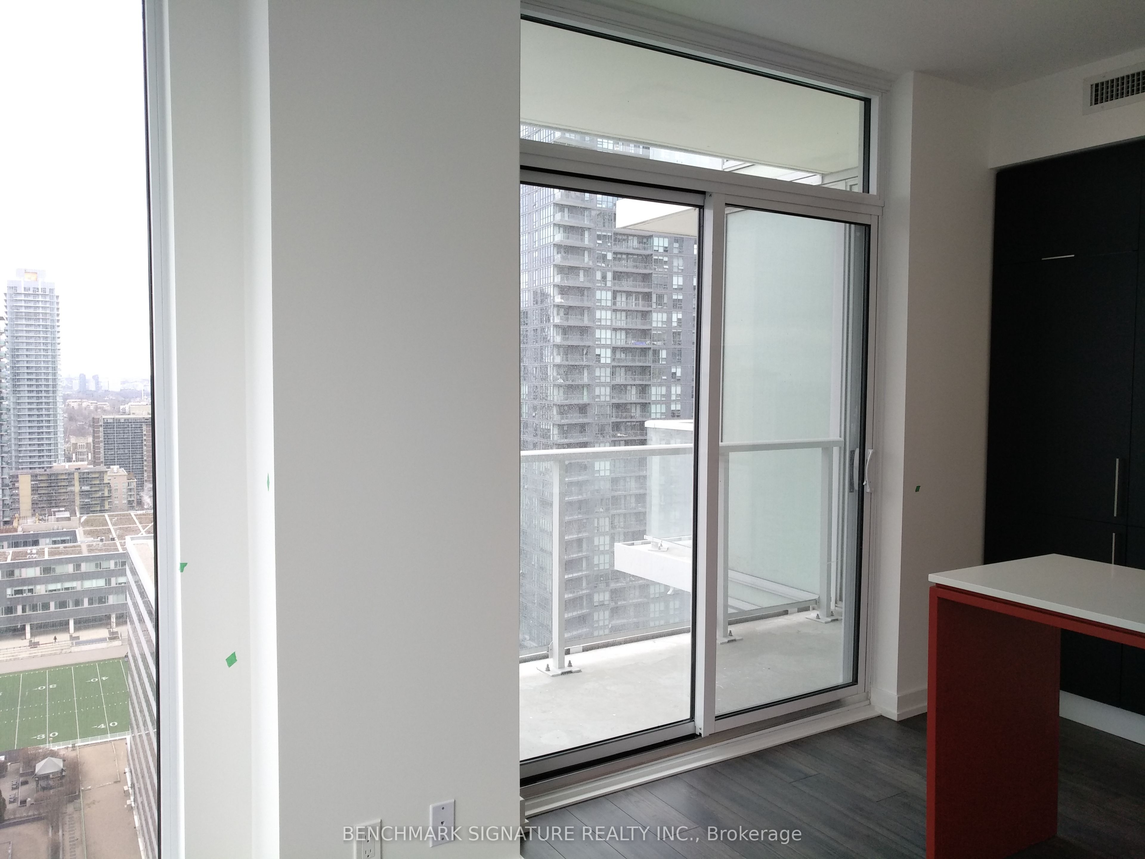 33 Helendale Avenue 1303 Property Photo 5