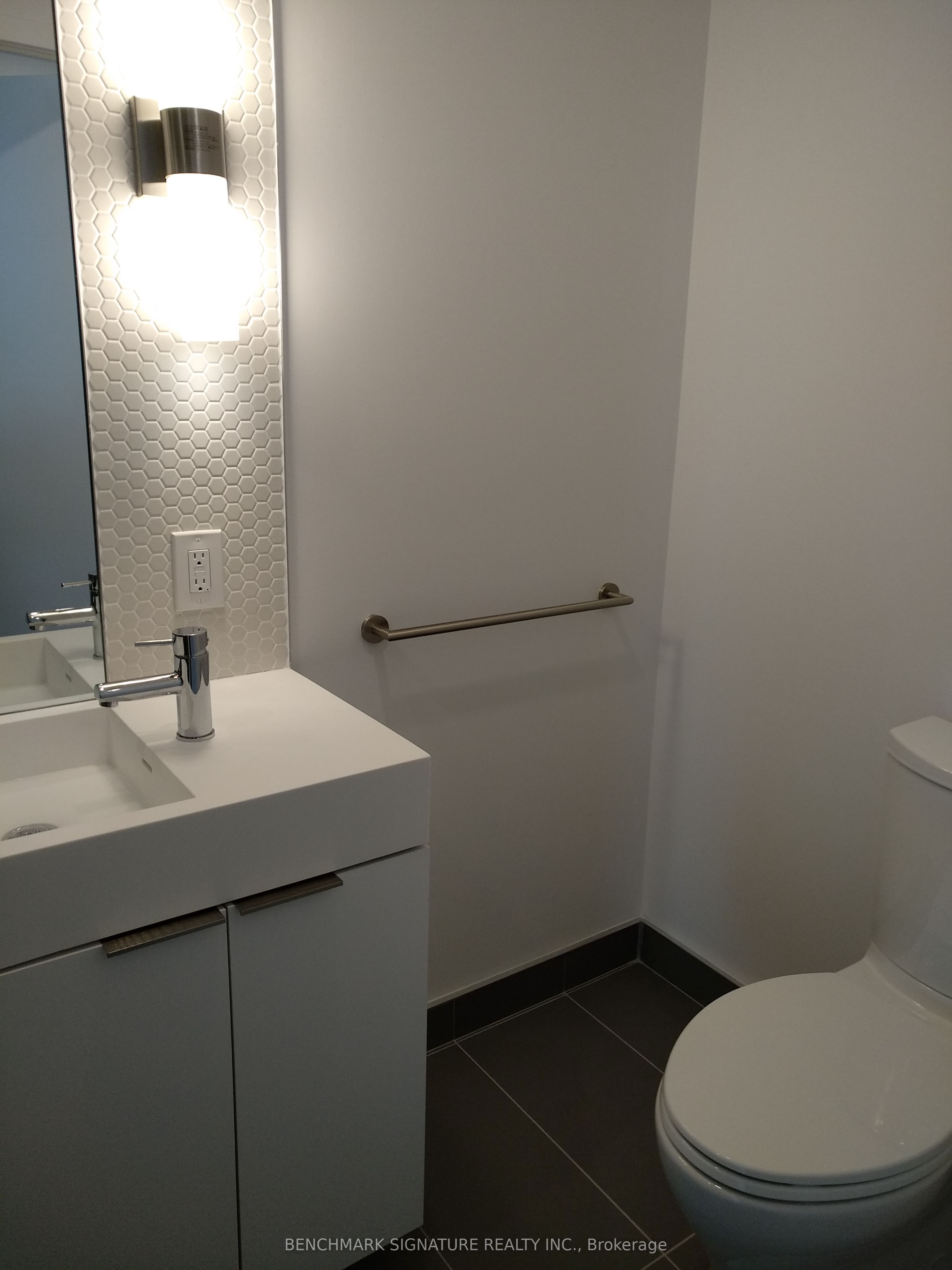 33 Helendale Avenue 1303 Property Photo 6