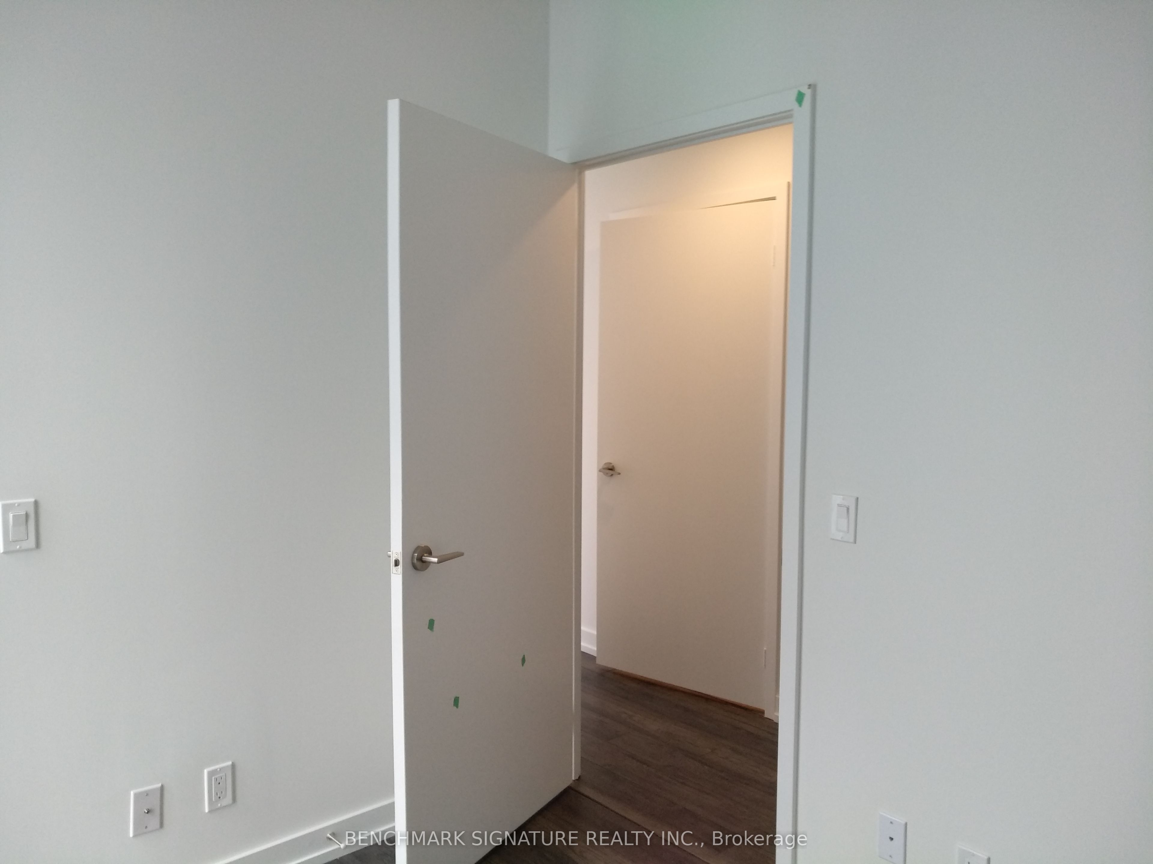 33 Helendale Avenue 1303 Property Photo 9