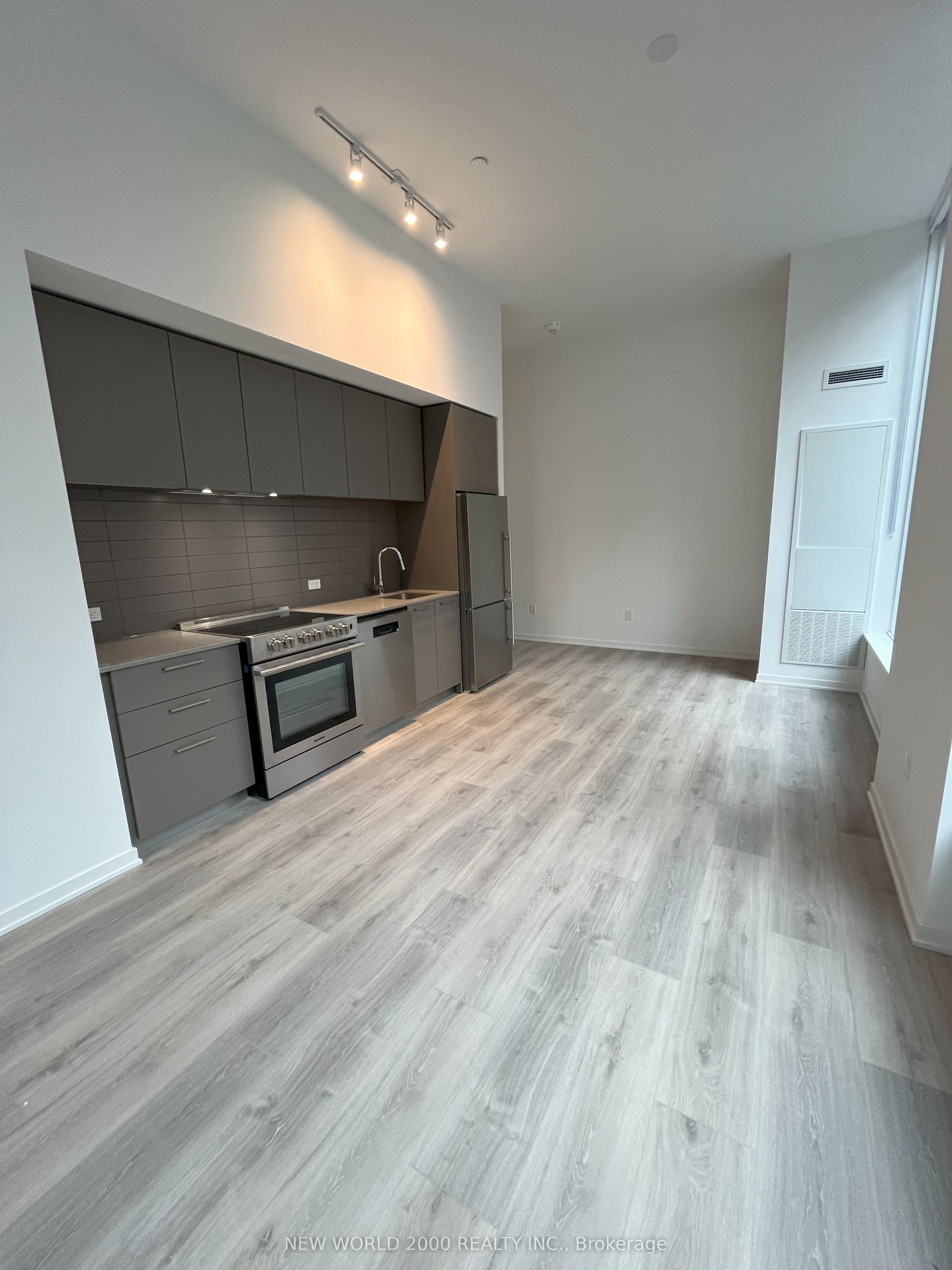#510 - 101 Roehampton Avenue Property Photo 4