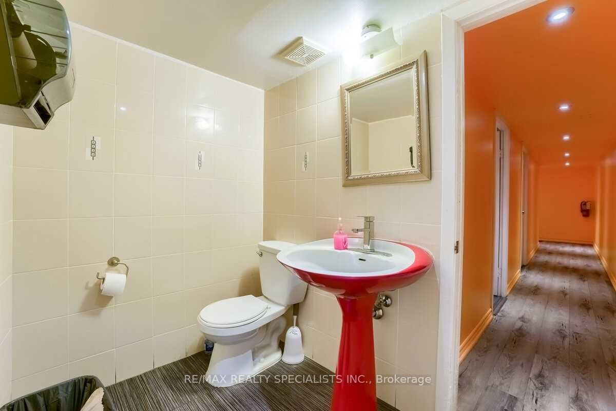 3421 Yonge Street Property Photo 9