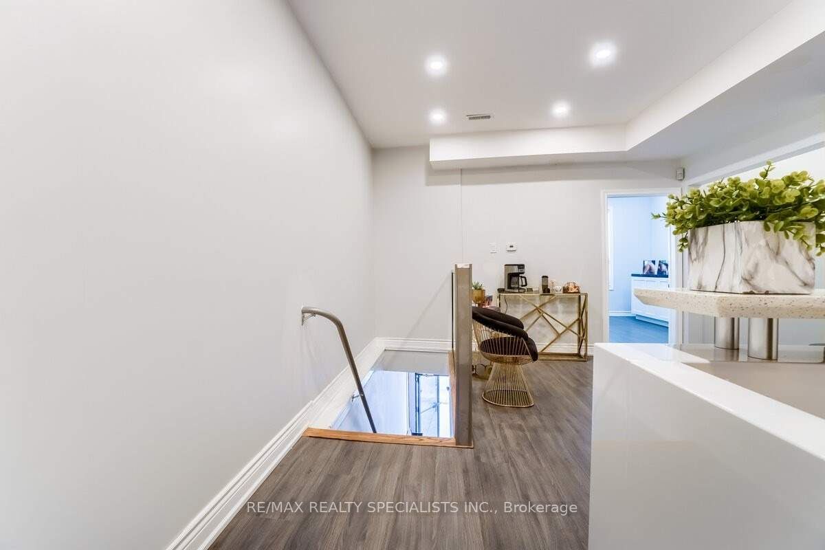 3421 Yonge Street Property Photo 10