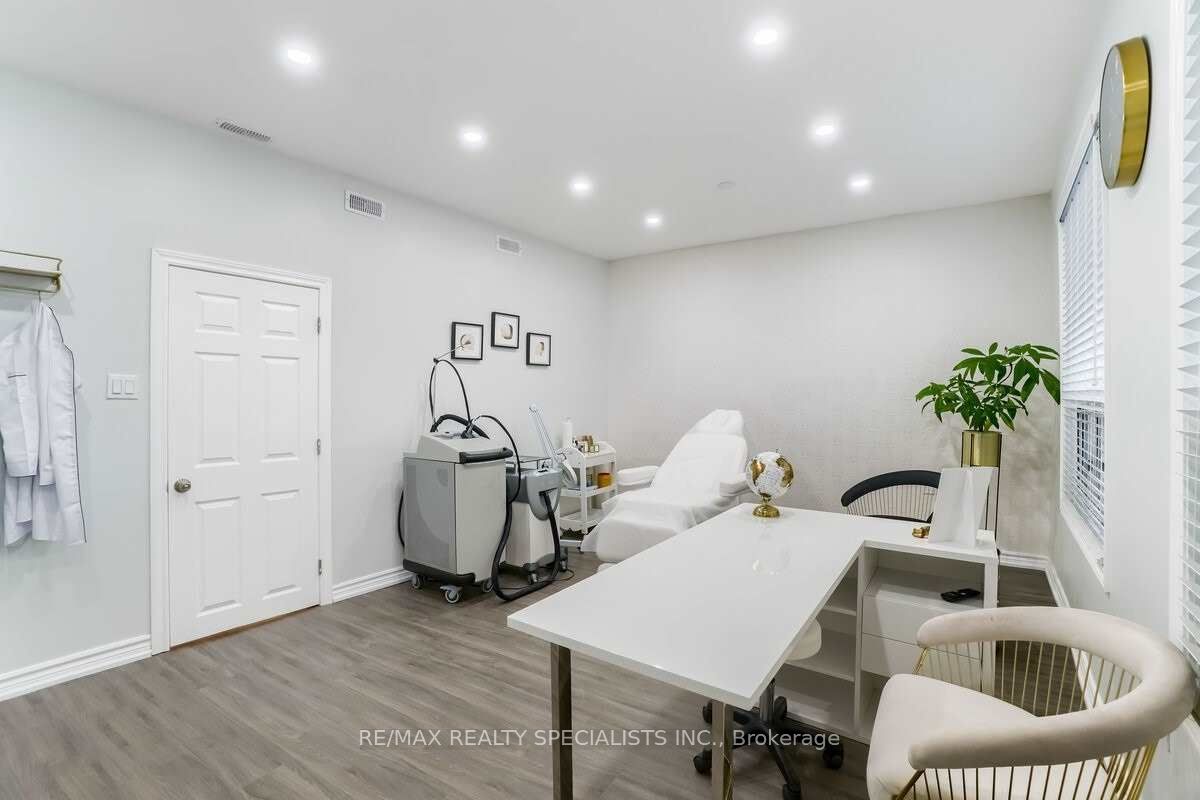3421 Yonge Street Property Photo 15