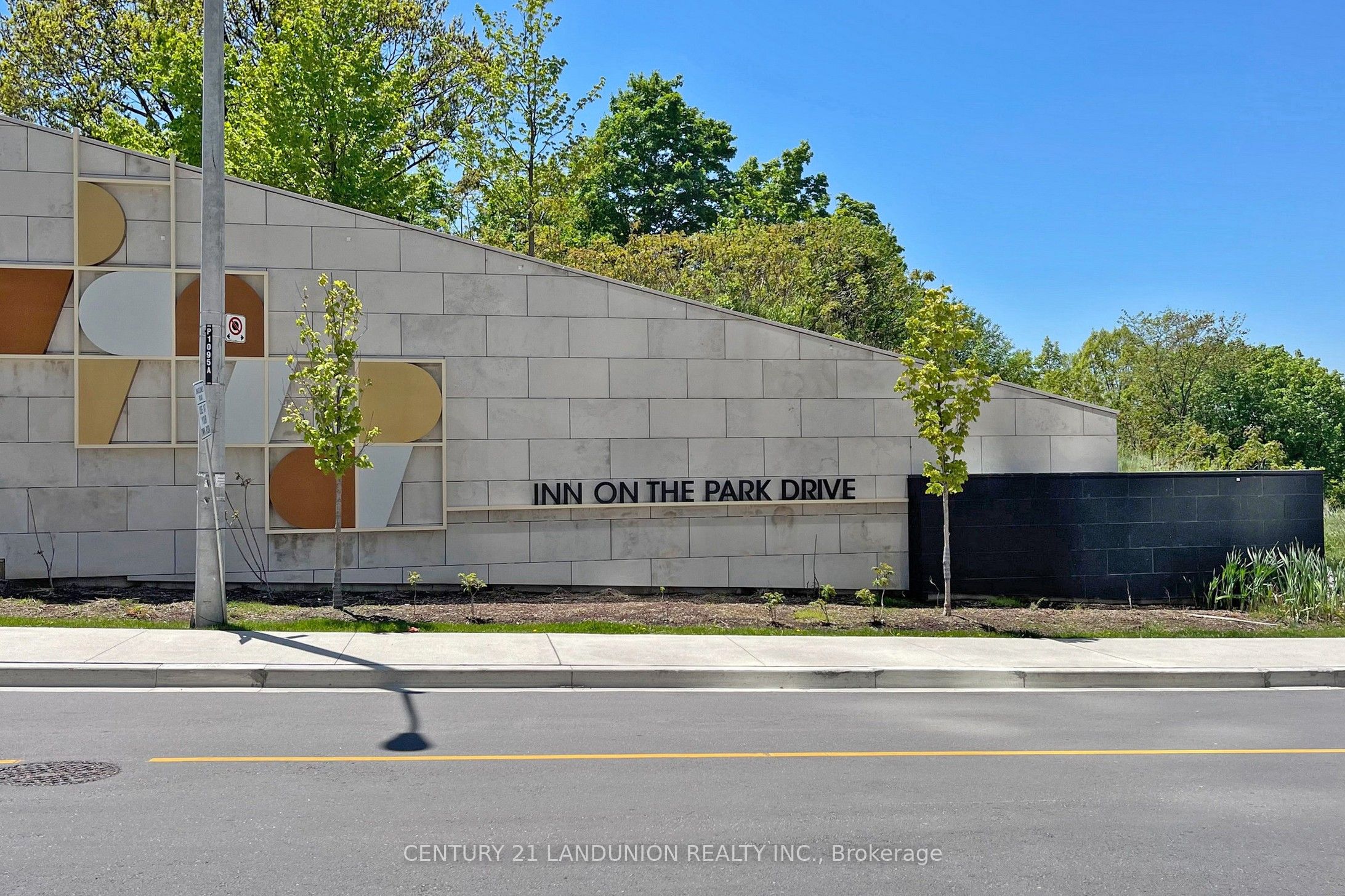 #2004 - 10 Inn On The Park Drive Property Photo 2