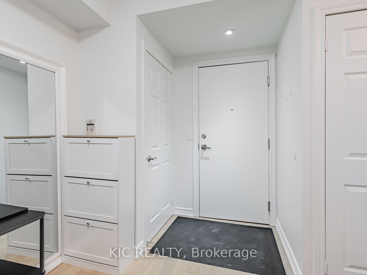250 Wellington Street W 1727 Property Photo 4