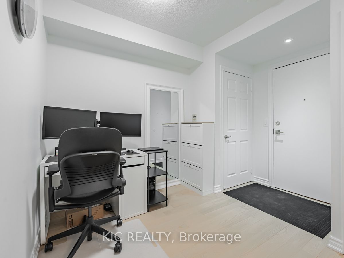 250 Wellington Street W 1727 Property Photo 6