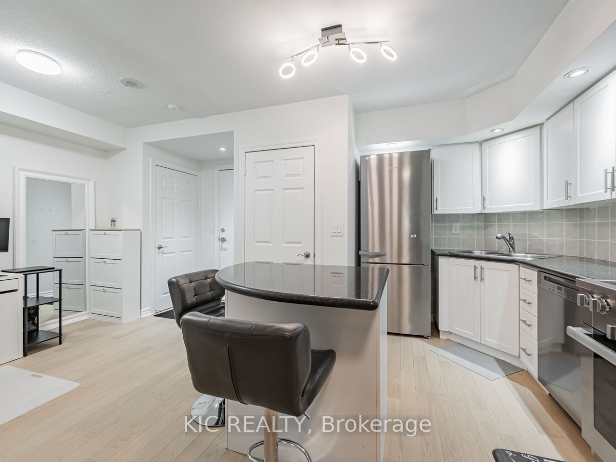 250 Wellington Street W 1727 Property Photo 8
