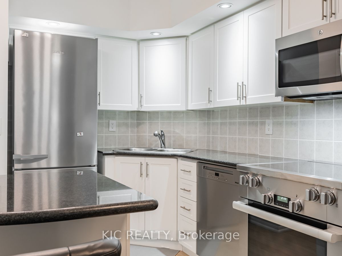 250 Wellington Street W 1727 Property Photo 9