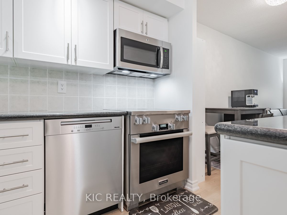 250 Wellington Street W 1727 Property Photo 10