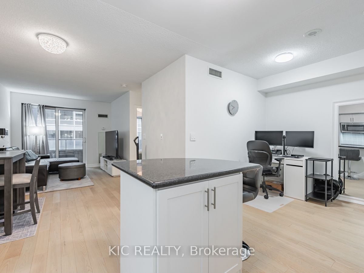 250 Wellington Street W 1727 Property Photo 12