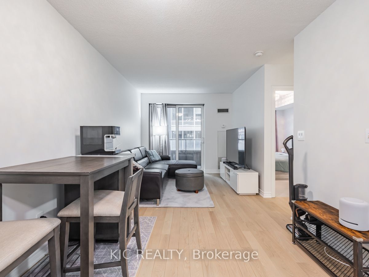 250 Wellington Street W 1727 Property Photo 13