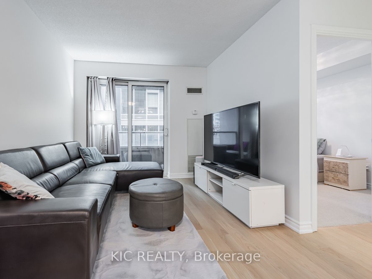 250 Wellington Street W 1727 Property Photo 17