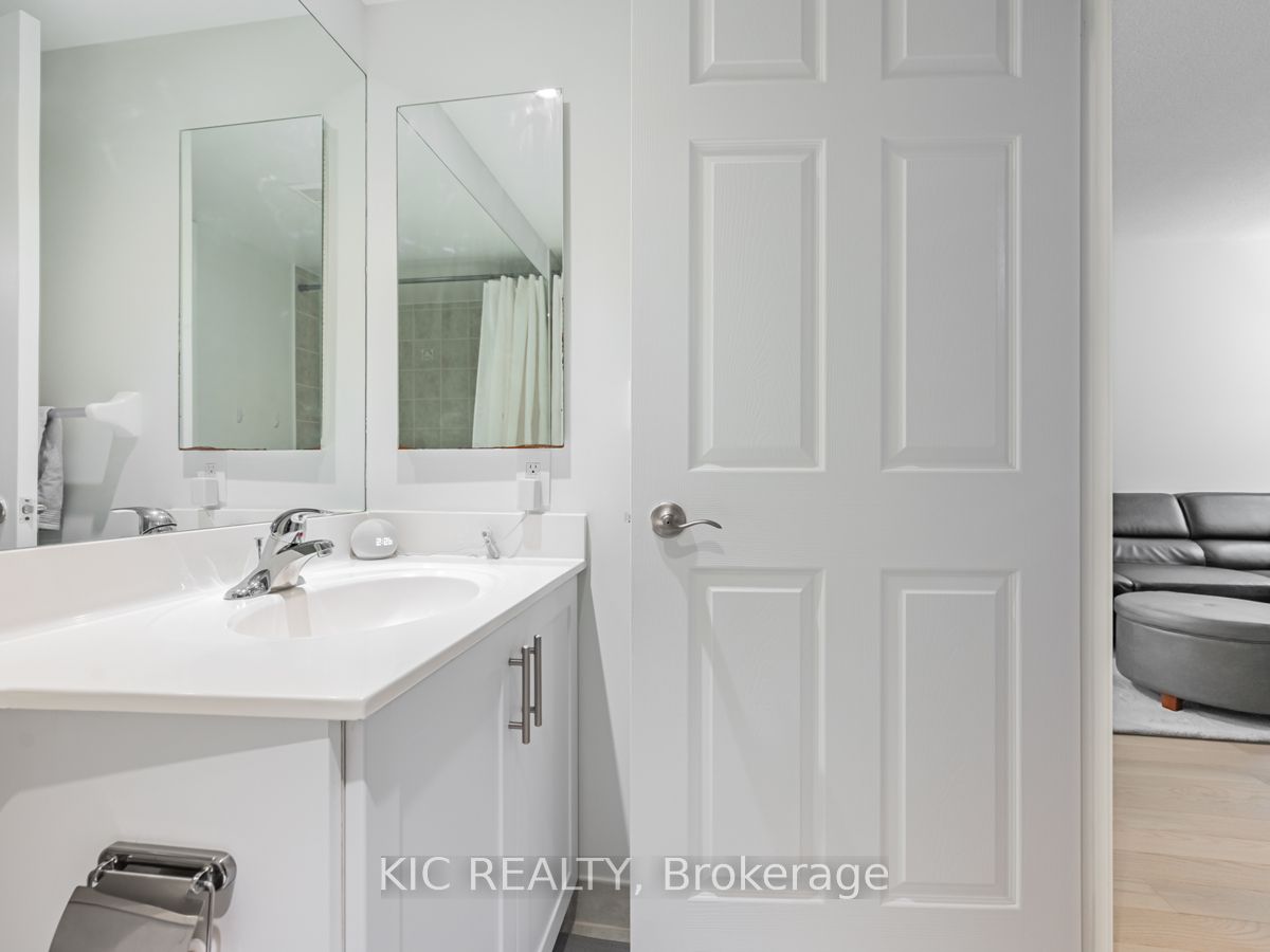 250 Wellington Street W 1727 Property Photo 20