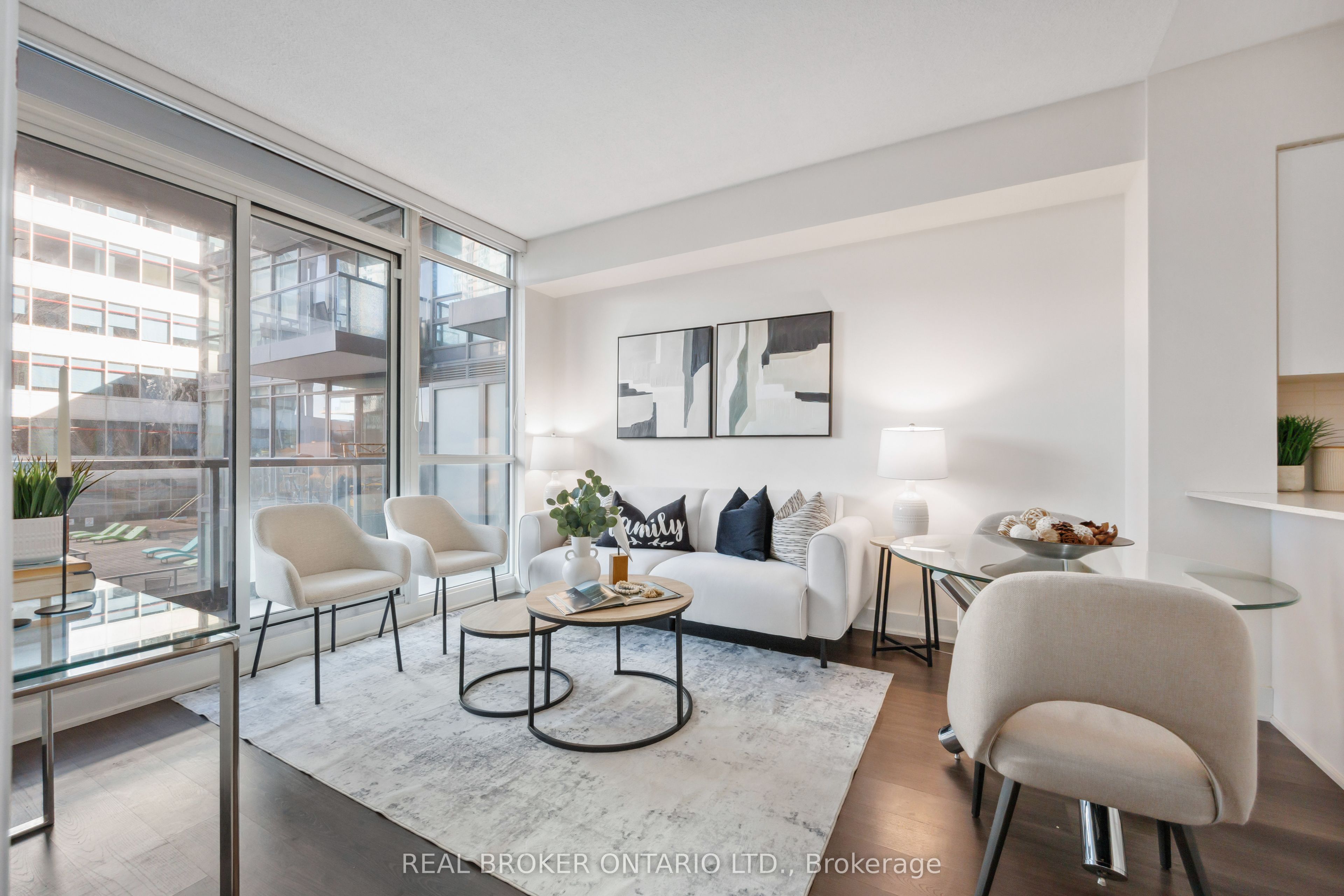 30 Roehampton Avenue 406 Property Photo 1