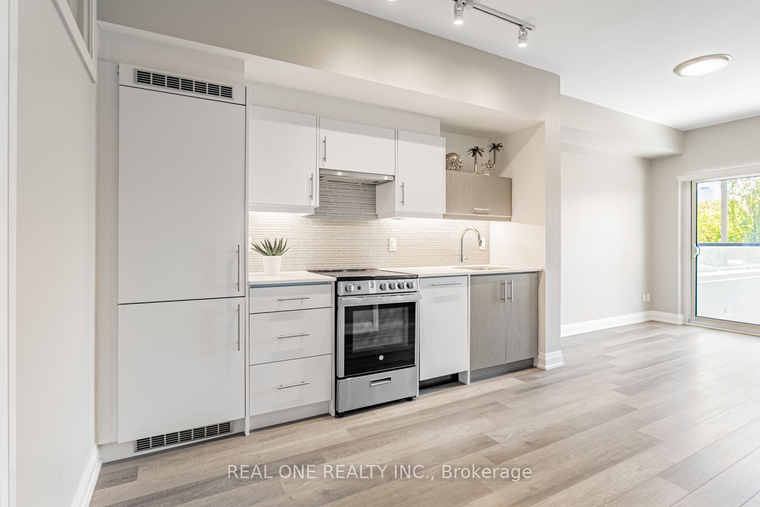 #201 - 181 Huron Street Property Photo 4