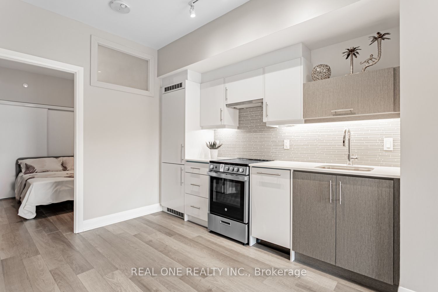 #201 - 181 Huron Street Property Photo 6