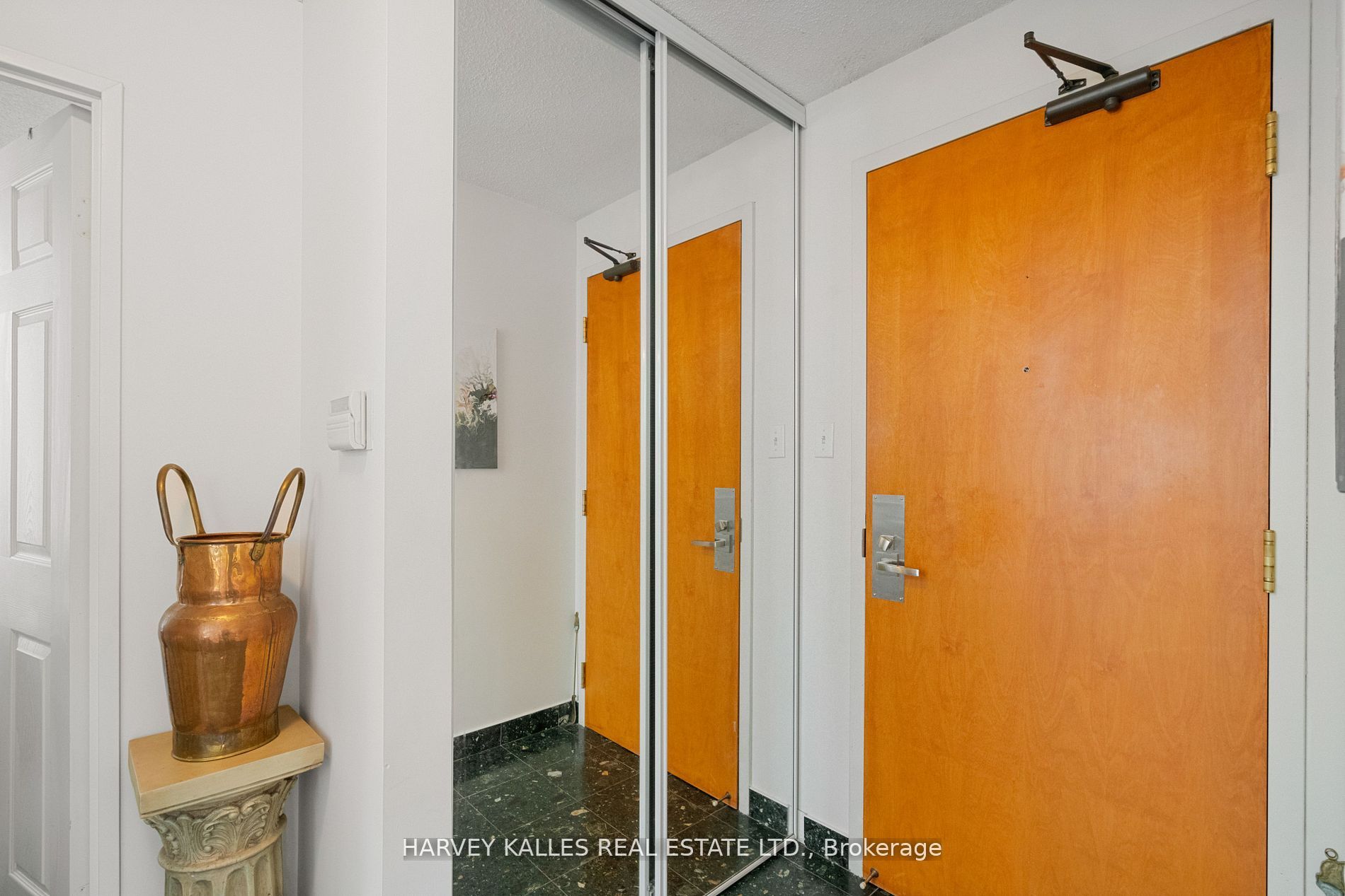 #uph07 - 256 Doris Avenue Property Photo 8