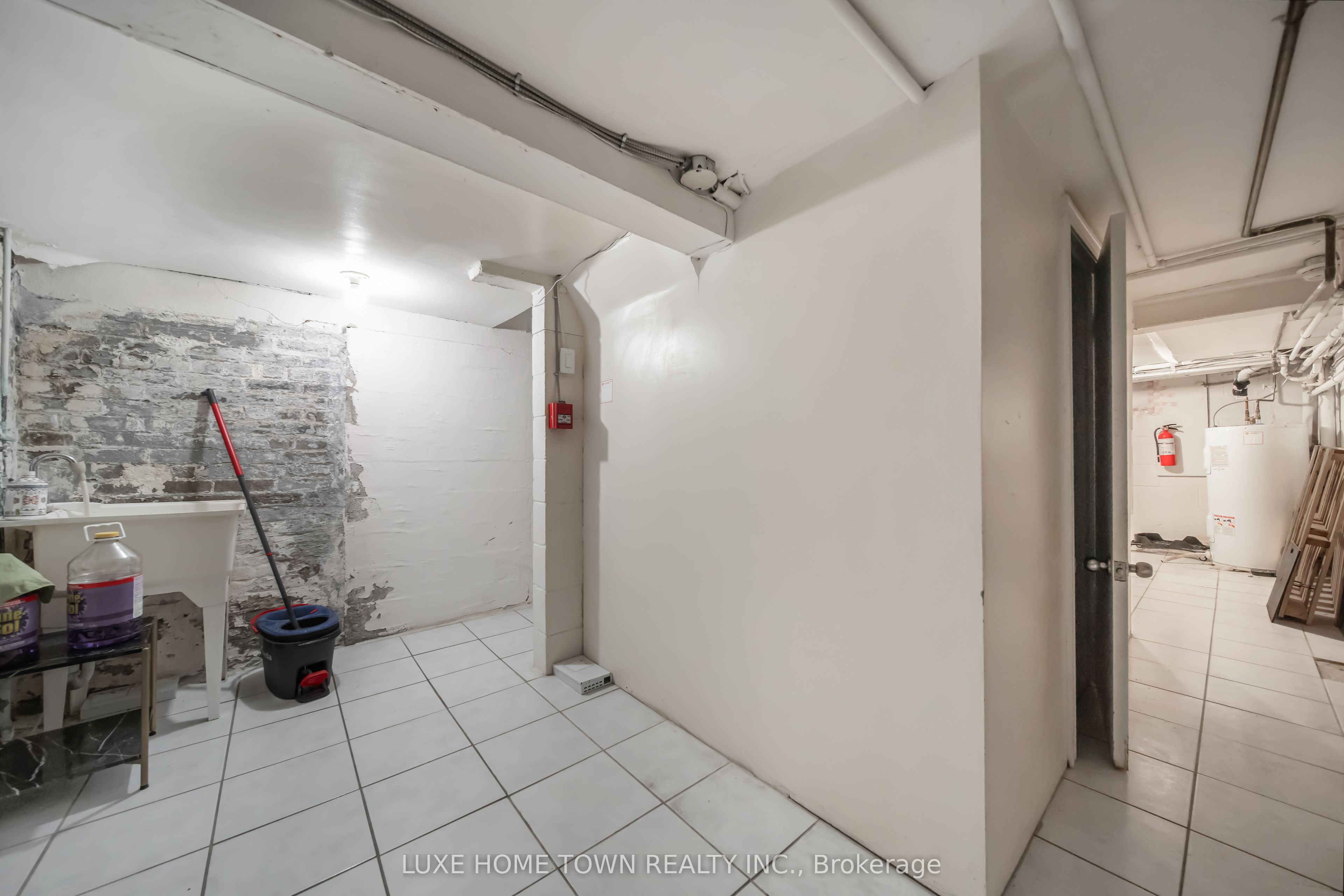 842 Dundas Street Property Photo 27