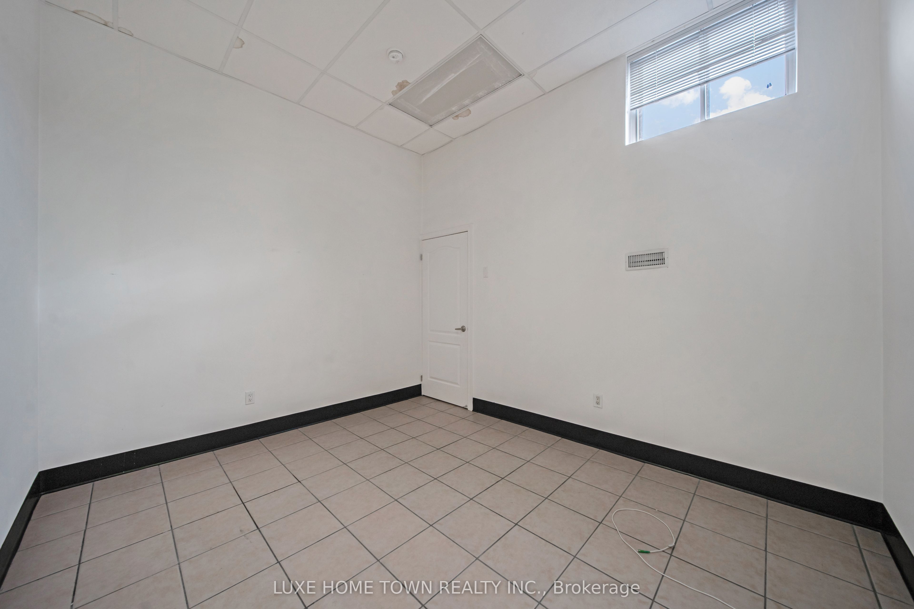 842 Dundas Street Property Photo 43