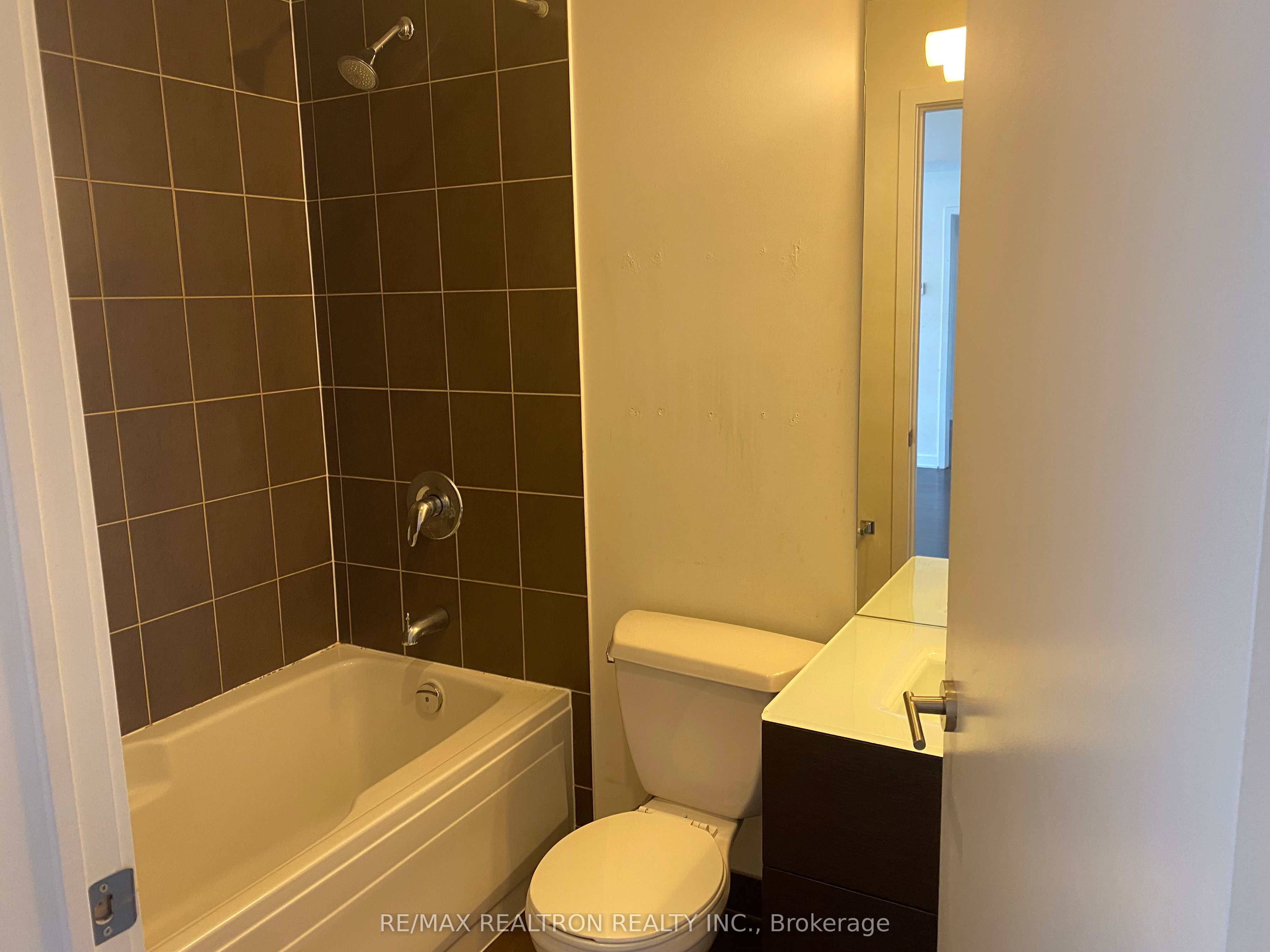 #704 - 400 Wellington Street Property Photo 7
