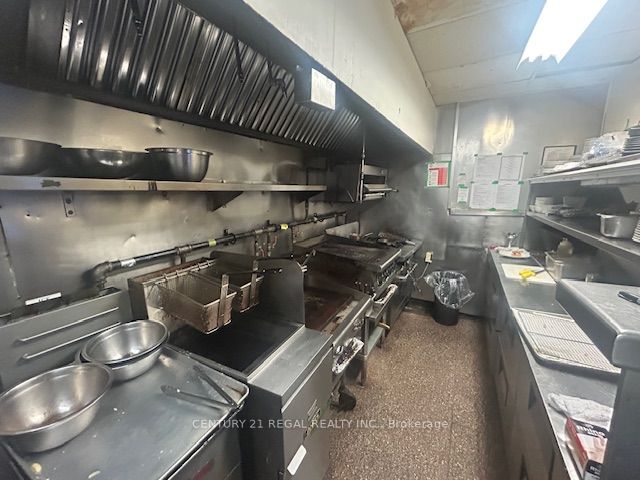 171 College Street Property Photo 3