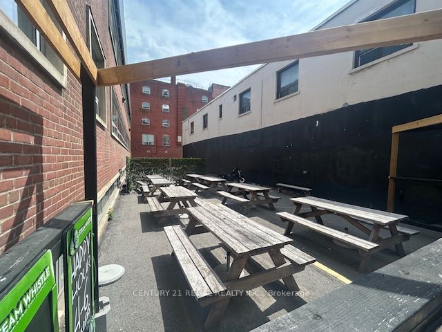 171 College Street Property Photo 7
