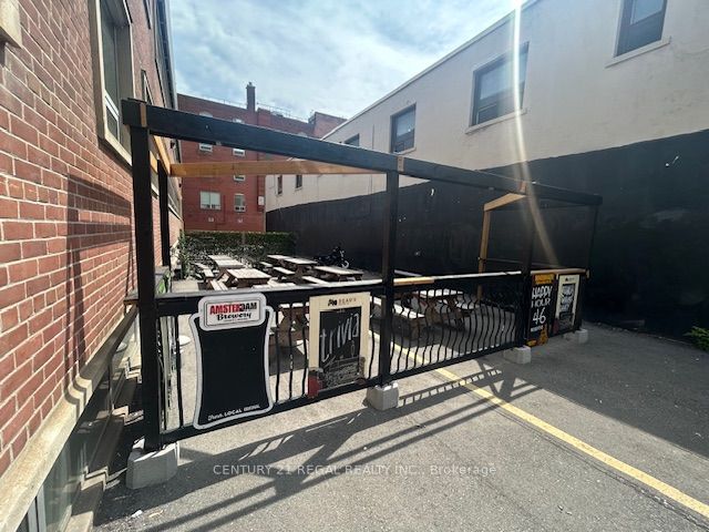 171 College Street Property Photo 8
