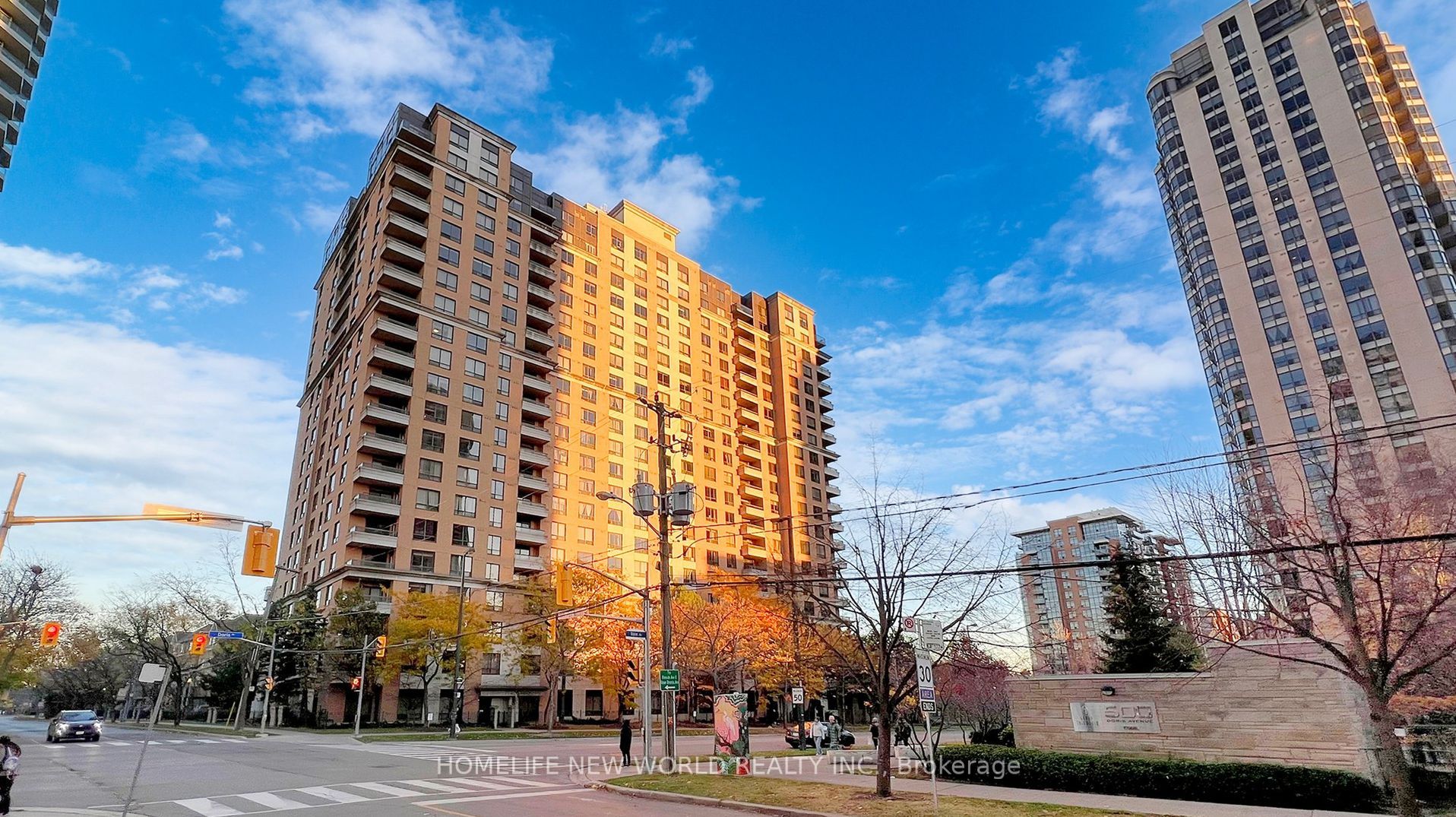 #1716 - 18 Sommerset Way Property Photo 1
