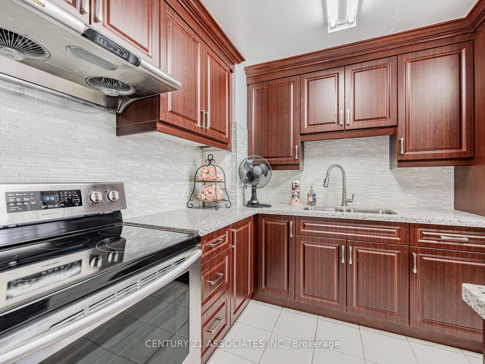 100 Leeward Glenway 402 Property Photo 7
