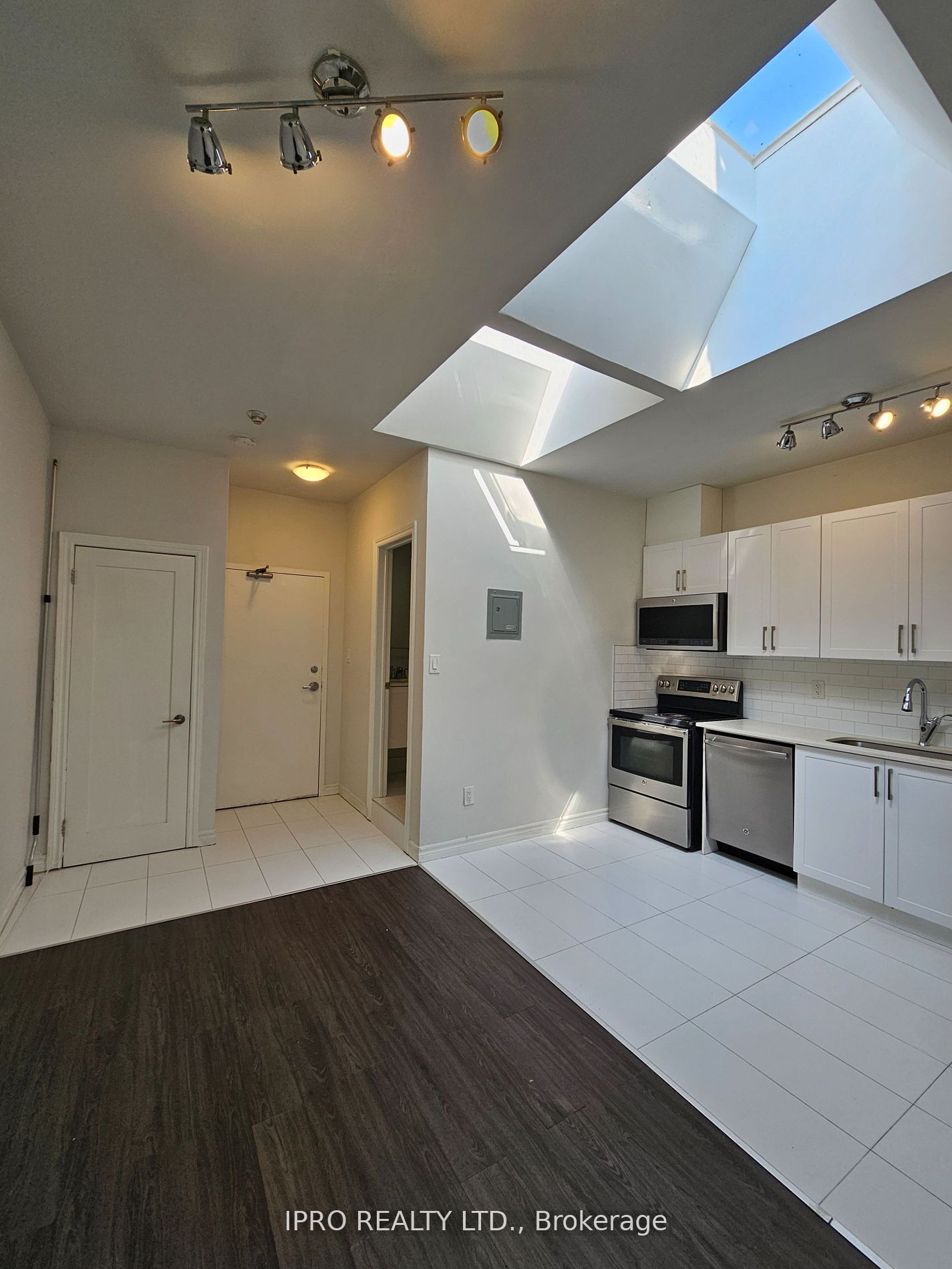 #303 - 1807 Eglinton Avenue Property Photo 6