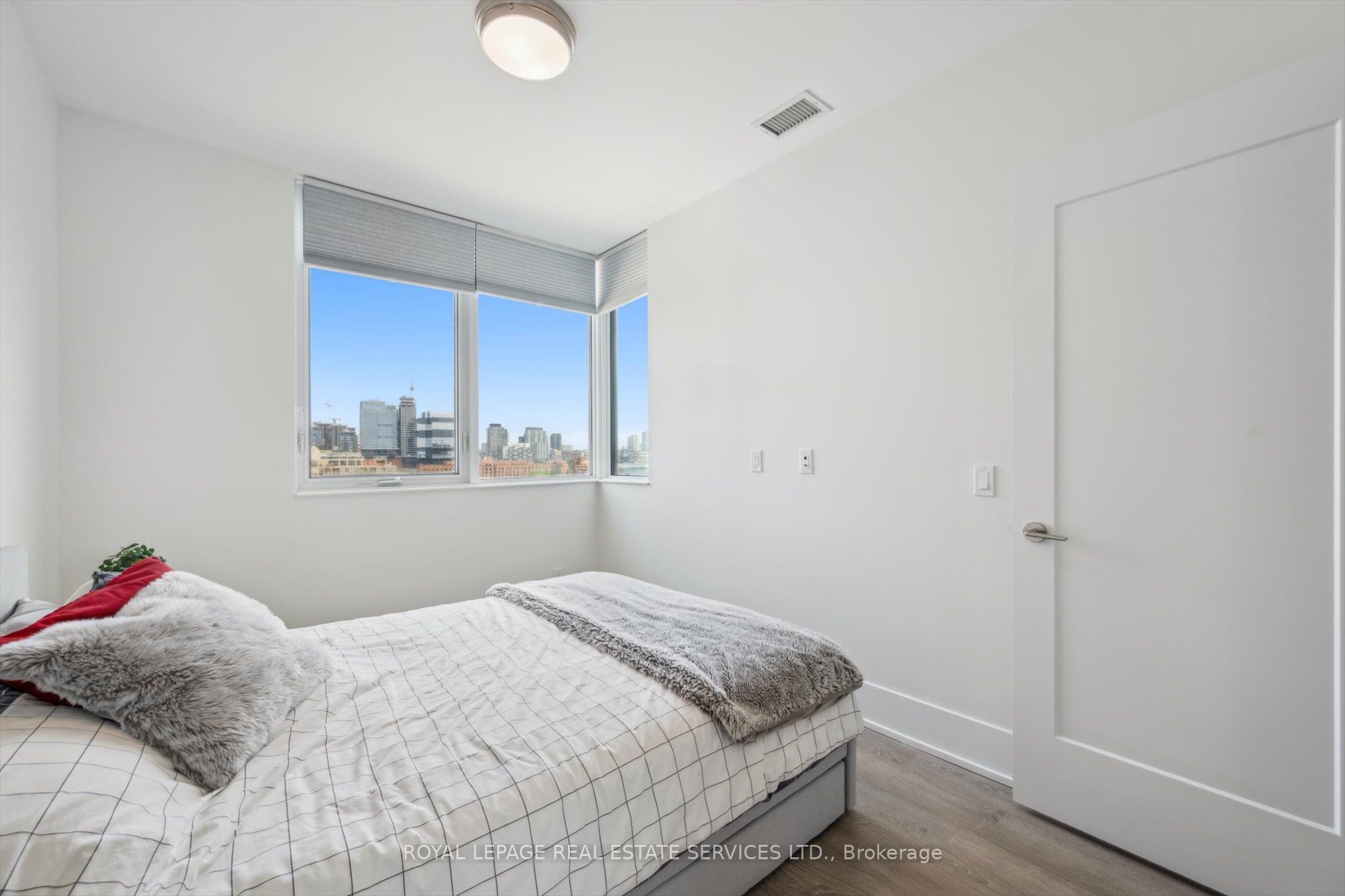 1 Edgewater Drive Gph27 Property Photo 16