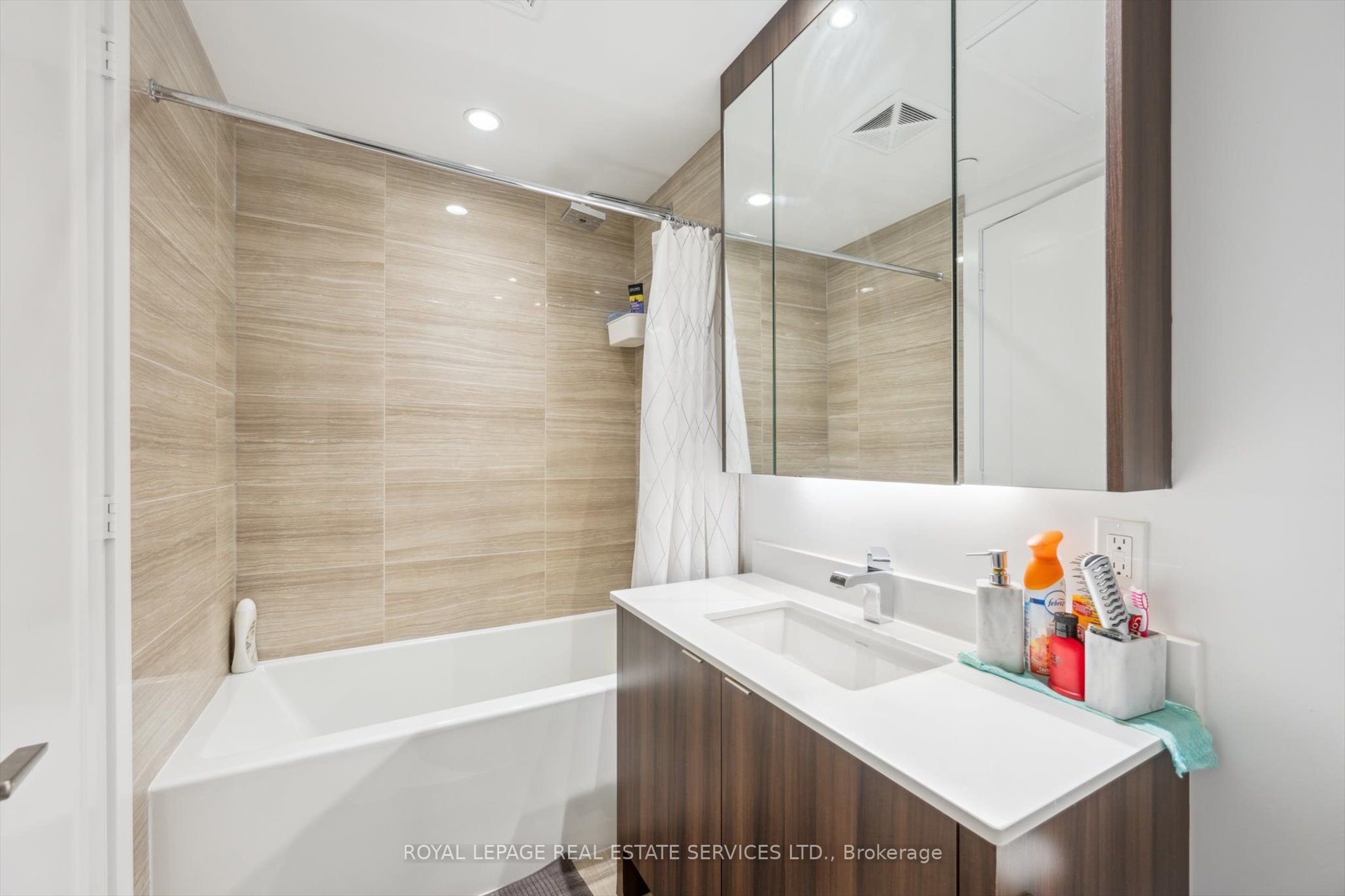 1 Edgewater Drive Gph27 Property Photo 19