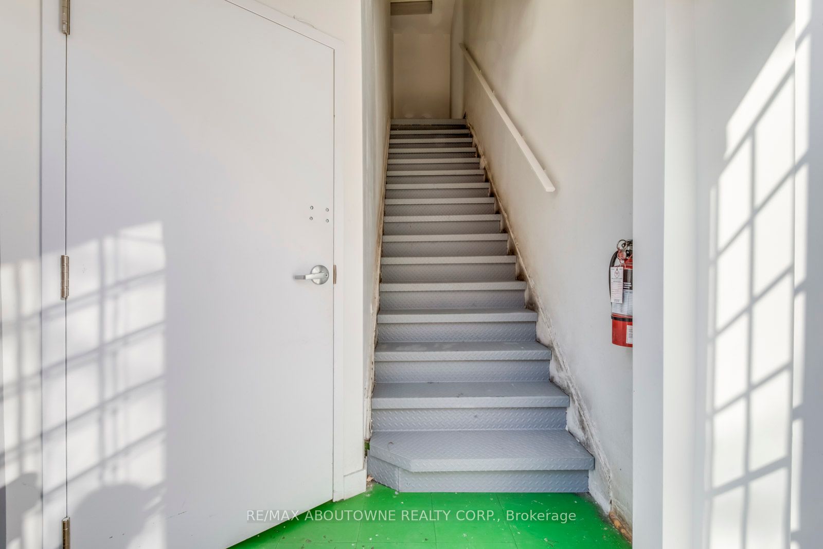454 Dundas Street W 2-3 Fl Property Photo 6