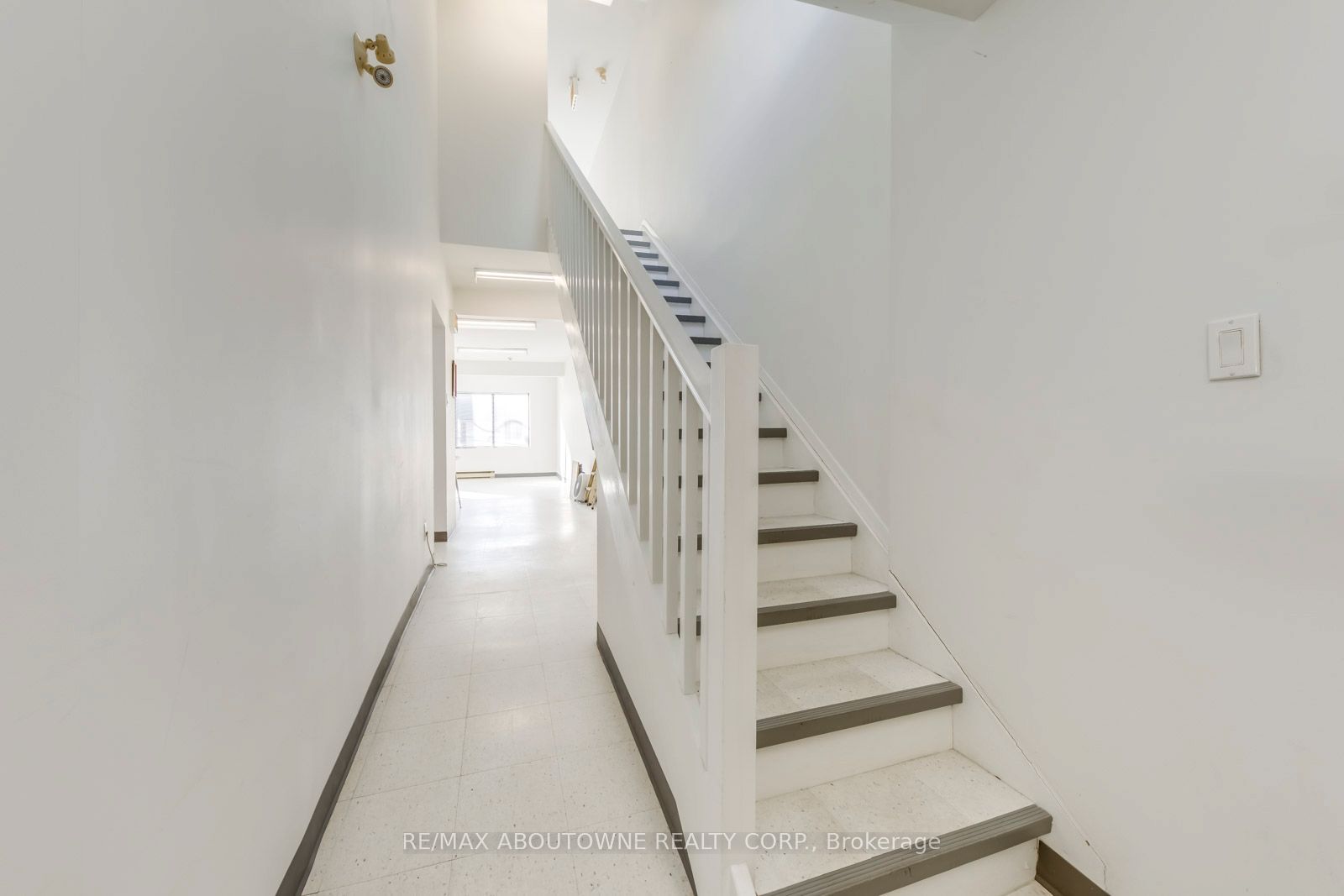 454 Dundas Street W 2-3 Fl Property Photo 9