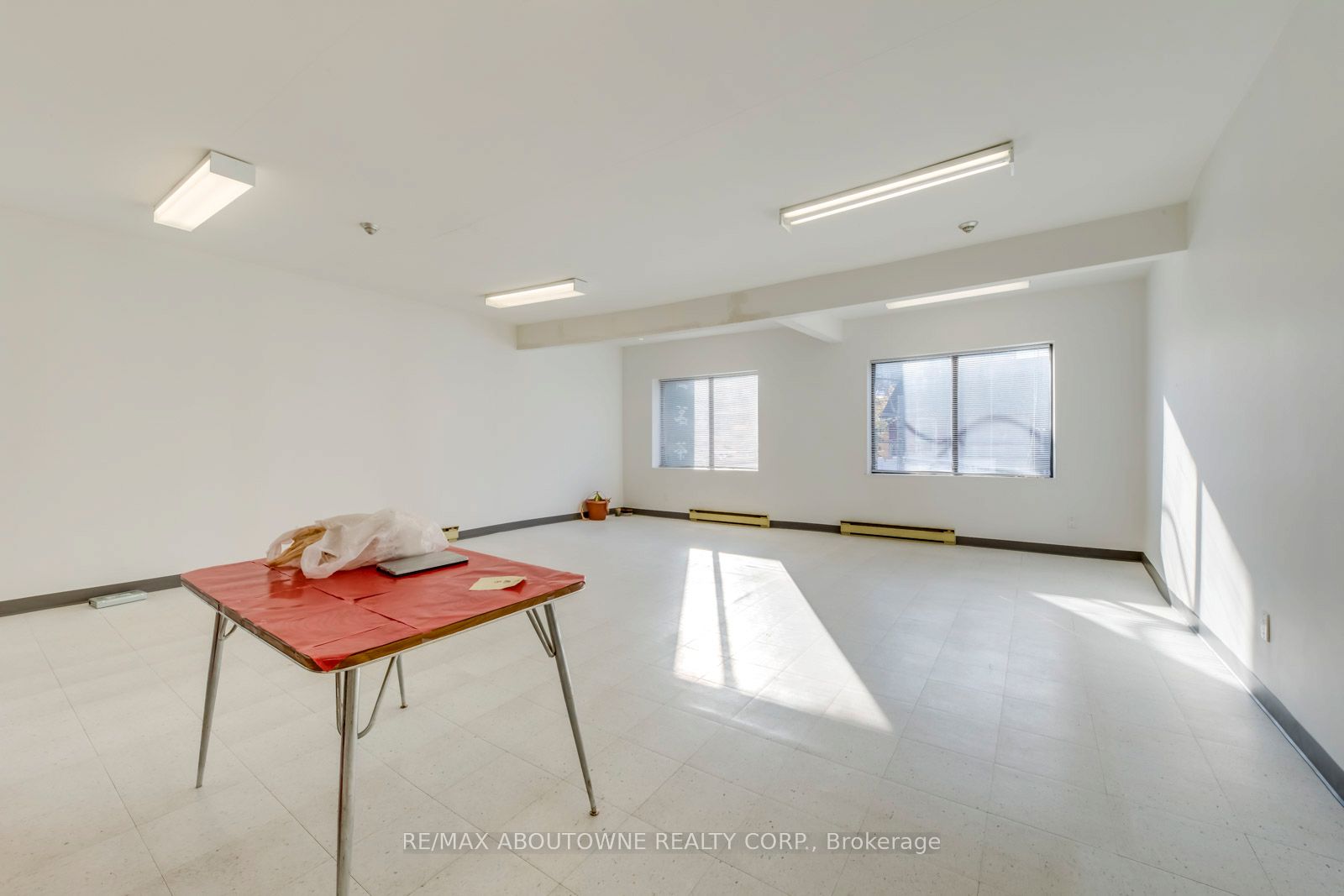 454 Dundas Street W 2-3 Fl Property Photo 11