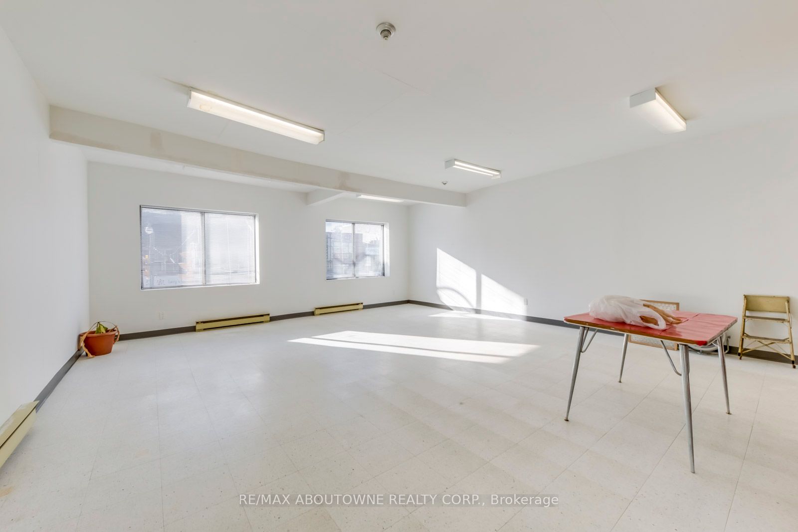 454 Dundas Street W 2-3 Fl Property Photo 13