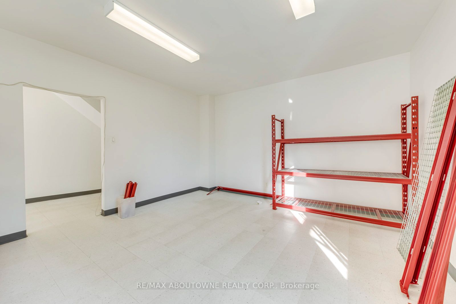 454 Dundas Street W 2-3 Fl Property Photo 17