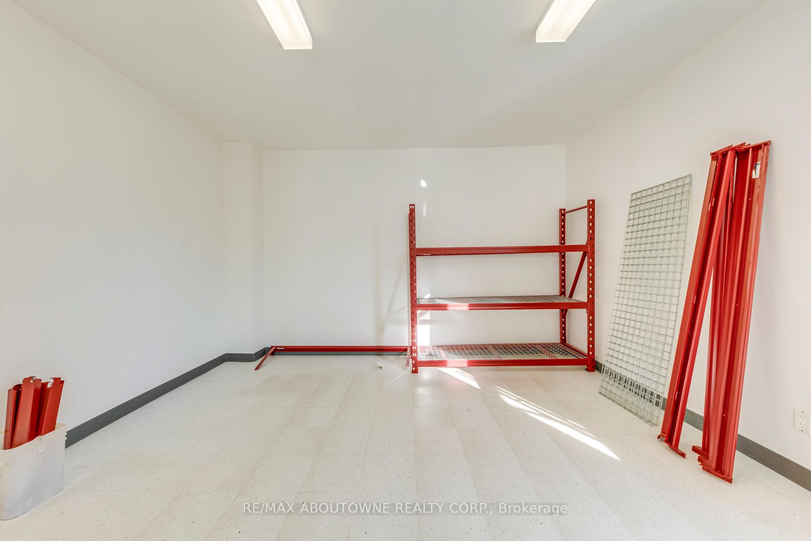 454 Dundas Street W 2-3 Fl Property Photo 18