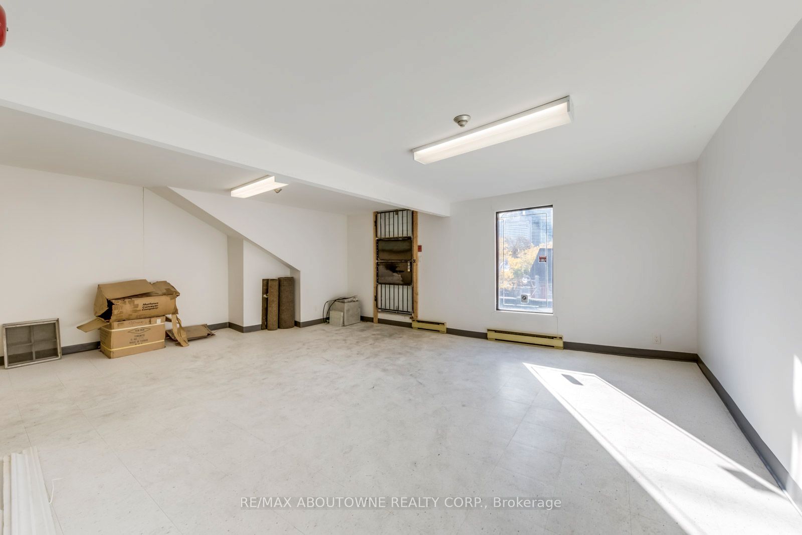 454 Dundas Street W 2-3 Fl Property Photo 23